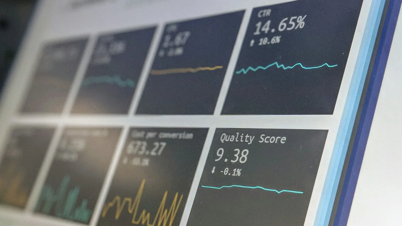 Kannettavan tietokoneen näytöllä analytiikkadashboard ja tunnuslukuja